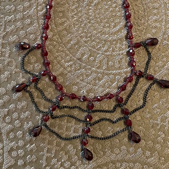 ROMANTIC GARNET-COLORED TEARDROP DRAPE BIB NECKLACE - Picture 2 of 9